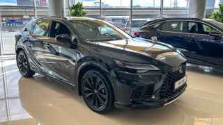 Lexus RX в автосалоне