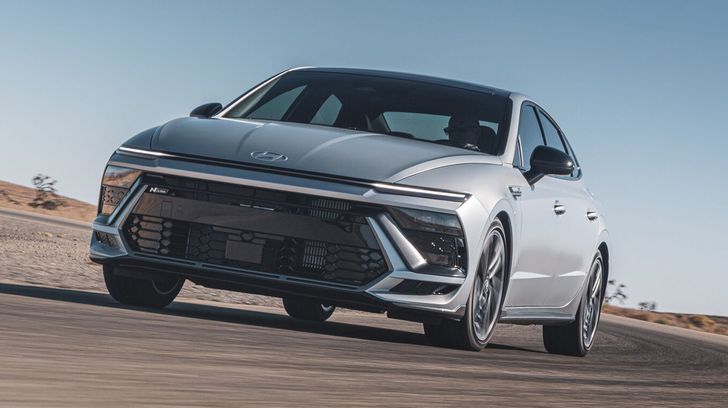 В Россию привезли новый современный седан Hyundai, который легко заменит Camry и Passat