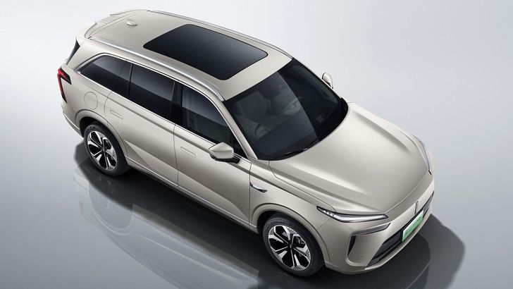 В Россию привезли аналог BMW X7, способный без заправки проезжать до 1200 километров