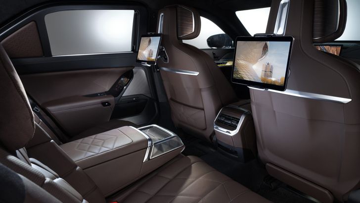 Представлена бронированная версия BMW 7-й серии. В ней можно укрыться даже от беспилотников