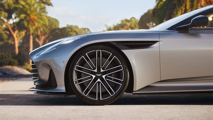 Aston Martin DB12 Volante