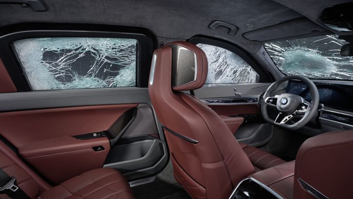 Представлена бронированная версия BMW 7-й серии. В ней можно укрыться даже от беспилотников