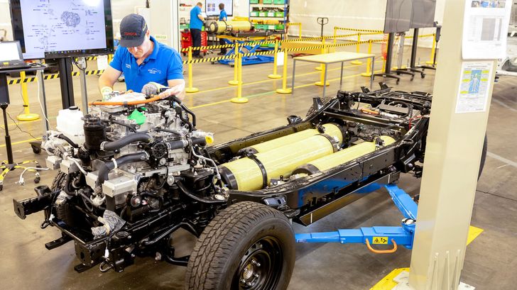 Прототип водородного Toyota Hilux на заводе компании в Бернастоне, Дербишир