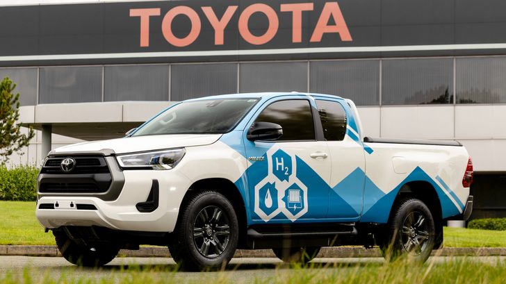 Пикап Toyota Hilux перешел на новое топливо. Подробности