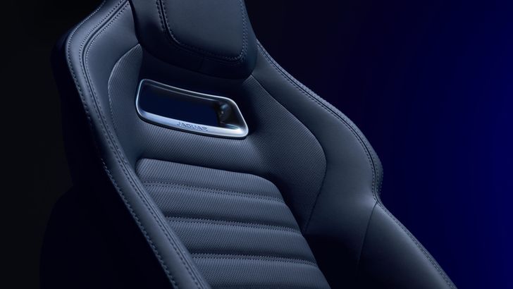 Jaguar F-Type ZP Edition 2024 года