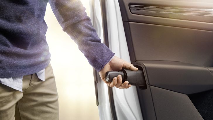 Зонтик в двери