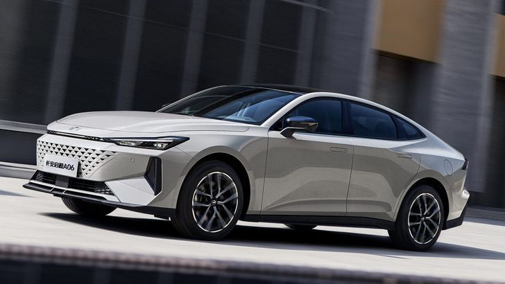 Changan показал новый гибридный седан с запасом хода до 1160 километров