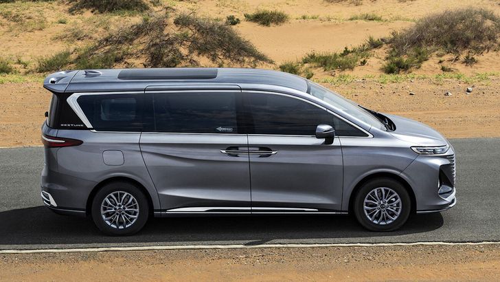 В России начались продажи новой модели FAW с богатым оснащением. Сколько она стоит