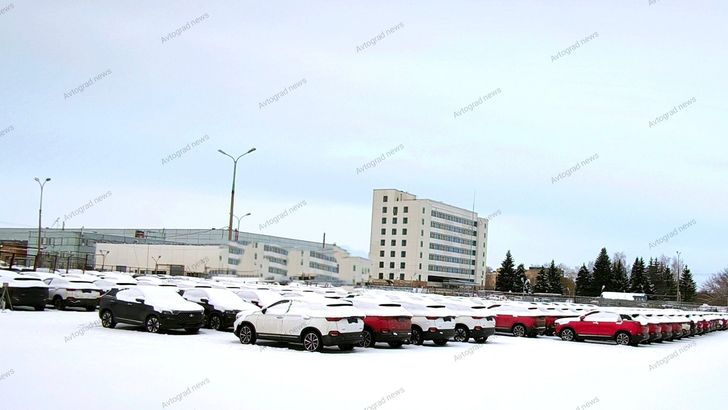 LADA X-Cross 5 на стоянке дилера