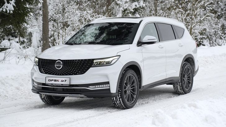 В России представили новый семиместный кроссовер