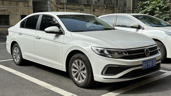 В Россию привезли современный, мощный и относительно недорогой седан Volkswagen. Сколько он стоит