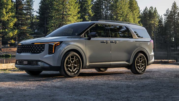 В России появилась практичная семиместная Kia с высокотехнологичным оснащением. Сколько она стоит