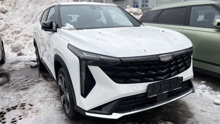 В Россию привезли совершенно новый кроссовер Geely. Первое фото