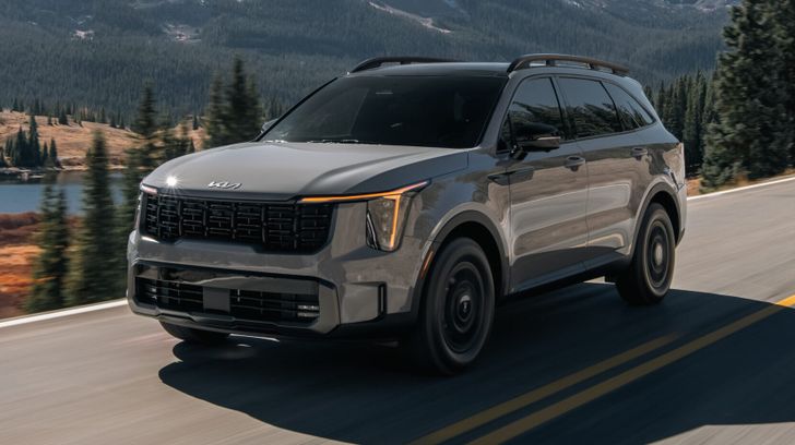 Известный россиянам кроссовер Kia попал под массовый отзыв в Америке. Что произошло