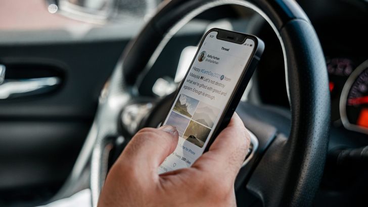 Водитель со смартфоном за рулем