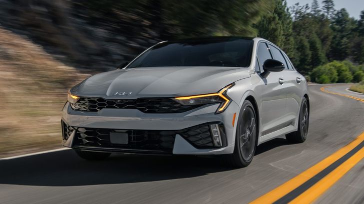 В Россию впервые привезли обновленный KIA K5. Сколько стоит седан с проверенным мотором и классическим «автоматом»