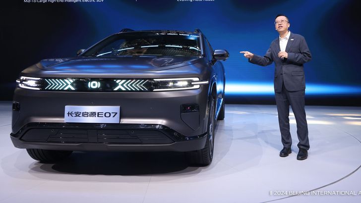 Представлен первый в мире серийный автомобиль-трансформер