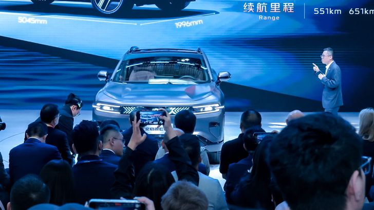 Представлен первый в мире серийный автомобиль-трансформер