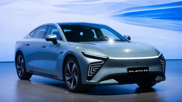 В Китае представили новый технологичный электрокар Exlantix ES, который скоро привезут в Россию