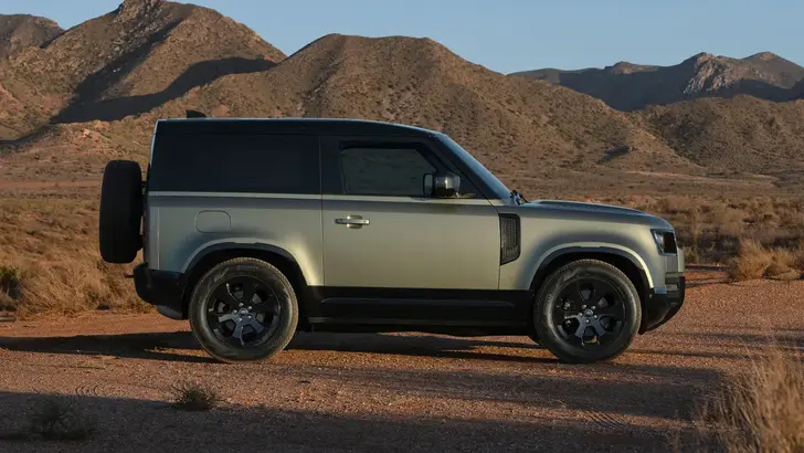 Land Rover Defender 2024 года