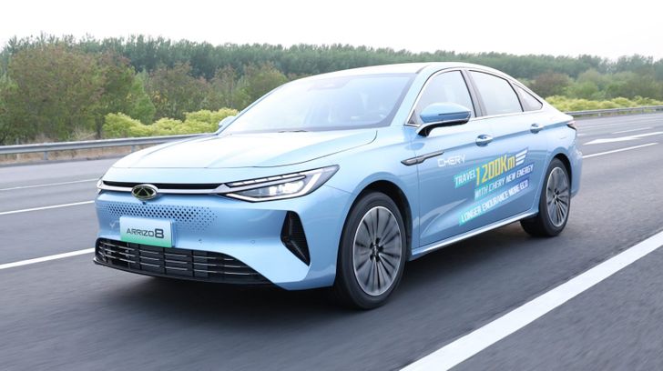 Chery публично испытала две флагманские гибридные модели