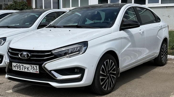 LADA Aura в белом цвете