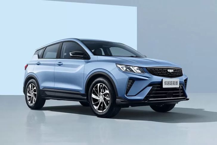 Популярный в России кроссовер Geely Coolray вновь обновился в Китае. Новый дизайн и другой двигатель