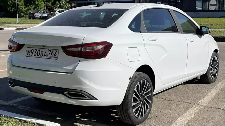 LADA Aura в белом цвете LADA Aura в белом цвете