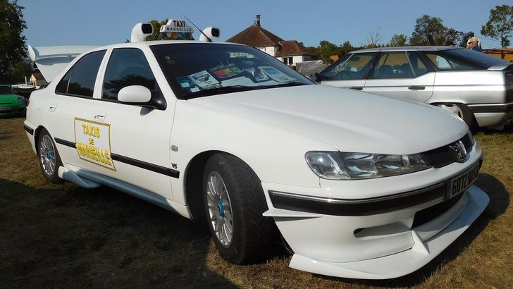 Культовый Peugeot из фильма «Такси» теперь можно взять в аренду. Сколько это стоит