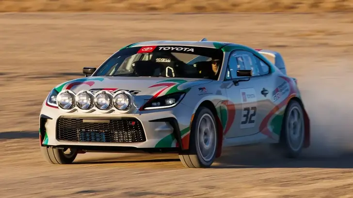 Toyota новым шоу-каром GR86 Rally Legacy могла намекнуть на возрождение Celica Toyota новым шоу-каром GR86 Rally Legacy могла намекнуть на возрождение Celica