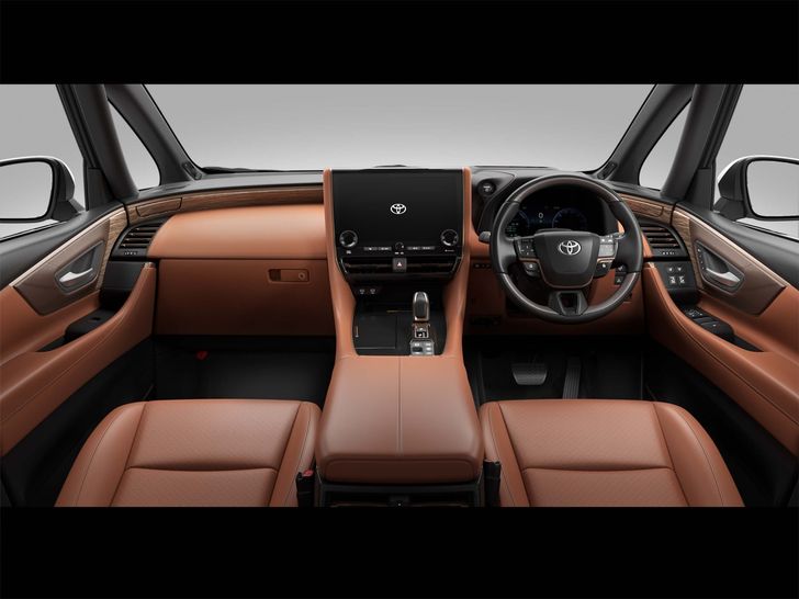 Минивэны Toyota с телевизором для пассажиров получили новую версию. Сколько она стоит