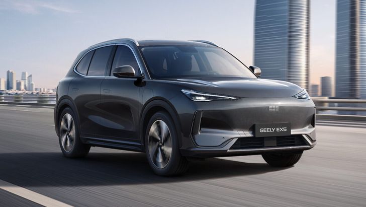 Кроссовер Geely с огромным экраном в салоне начали продавать по цене «Лады». Сколько он стоит