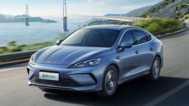 BYD Seal 05 DM-i поступил в продажу: гибридный седан с рекордным запасом хода до 2000 км