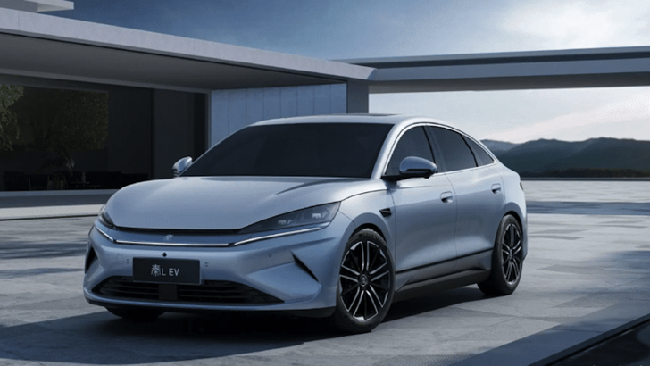 Рассекречен новый китайский седан с «Глазом бога». Как он выглядит