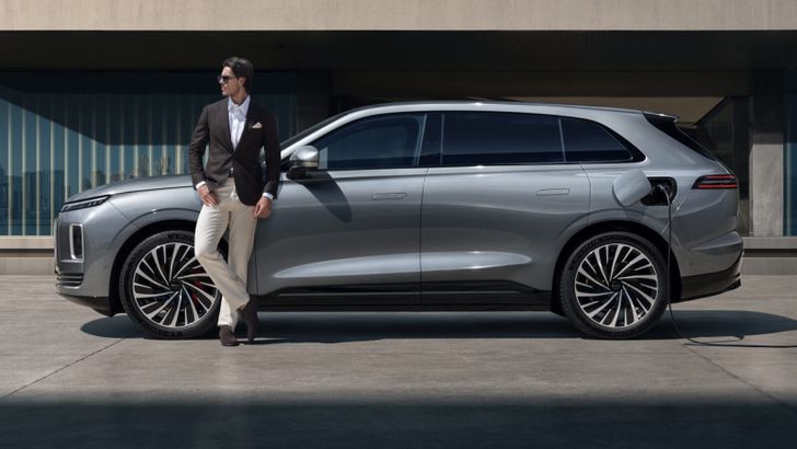 Новый технологичный кроссовер поступил к российским дилерам. Сколько он стоит