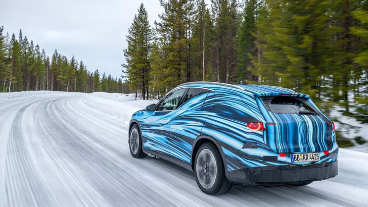 Новый электрический Mercedes-Benz GLC в камуфляже