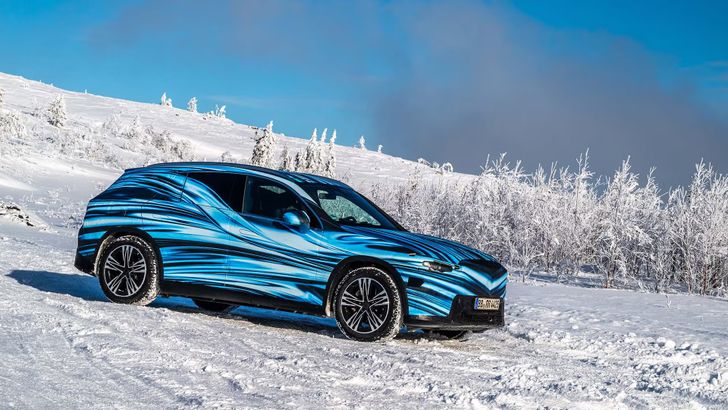 Новый электрический Mercedes-Benz GLC в камуфляже