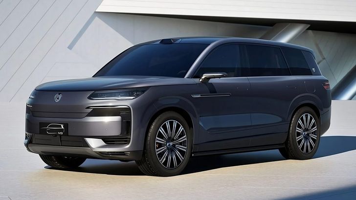 Россиянам стал доступен пятиметровый семейный кроссовер. Сколько он стоит