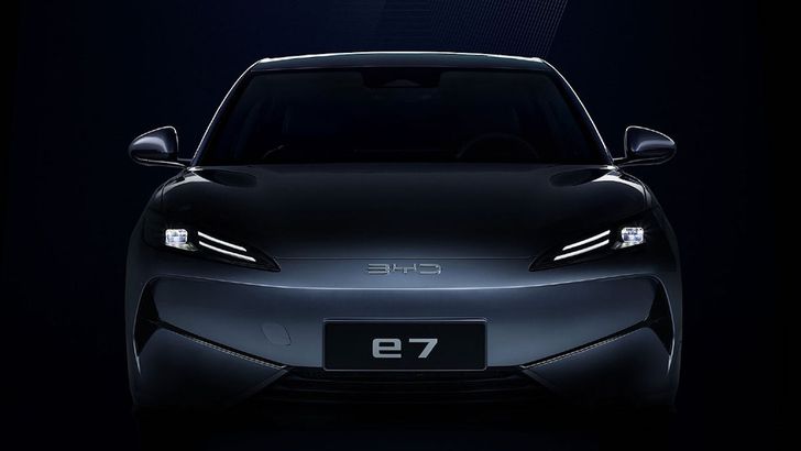 BYD показал черты нового седана, способного проезжать на электричестве более 500 км