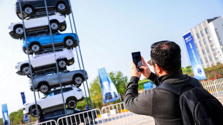 Новый кроссовер Chery прошел экстремальные испытания с давлением в 11,5 тонн