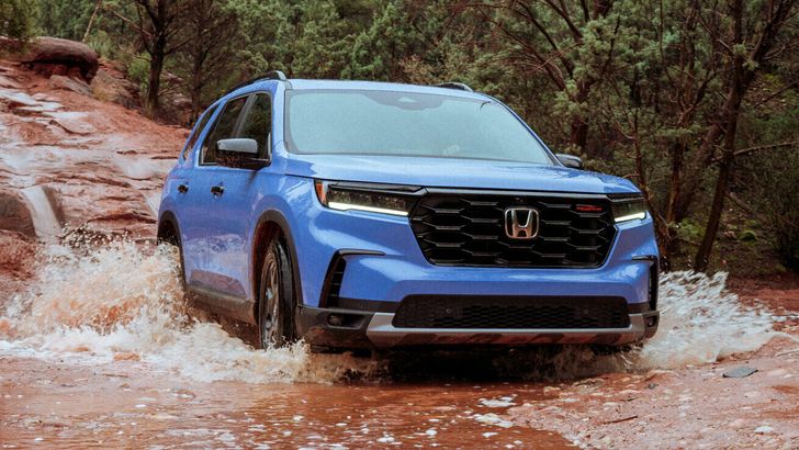 В России появился лучший семиместный кроссовер в мире. Сколько он стоит