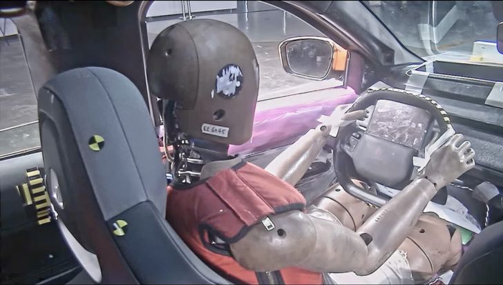 Краш-тест электромобиля «Атом»