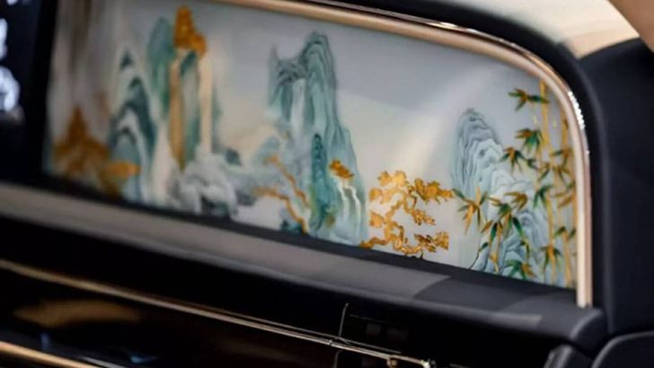 Китайская каллиграфия на Hongqi