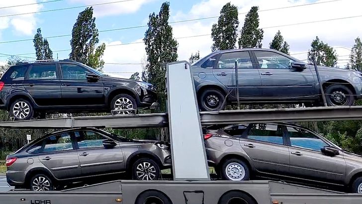 Автовоз с новыми LADA