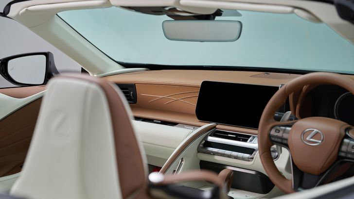 Интерьер кабриолета Lexus LC Pinnacle