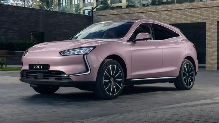 Эксклюзивные кроссоверы известной российской марки начали поступать к дилерам. Сколько они стоят