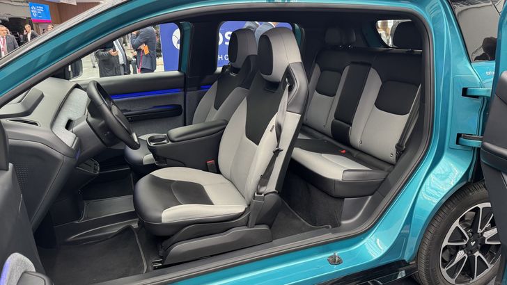 Интерьер электромобиля «Атом»