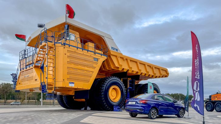 Lada Iskra на фоне БелАЗ 75710