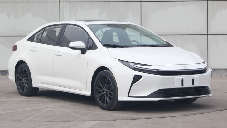 Рассекречены обновленная Toyota Corolla и совершенно новый Toyota RAV4. Первые фото