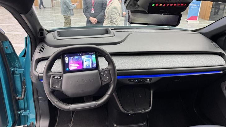 Интерьер электромобиля «Атом»